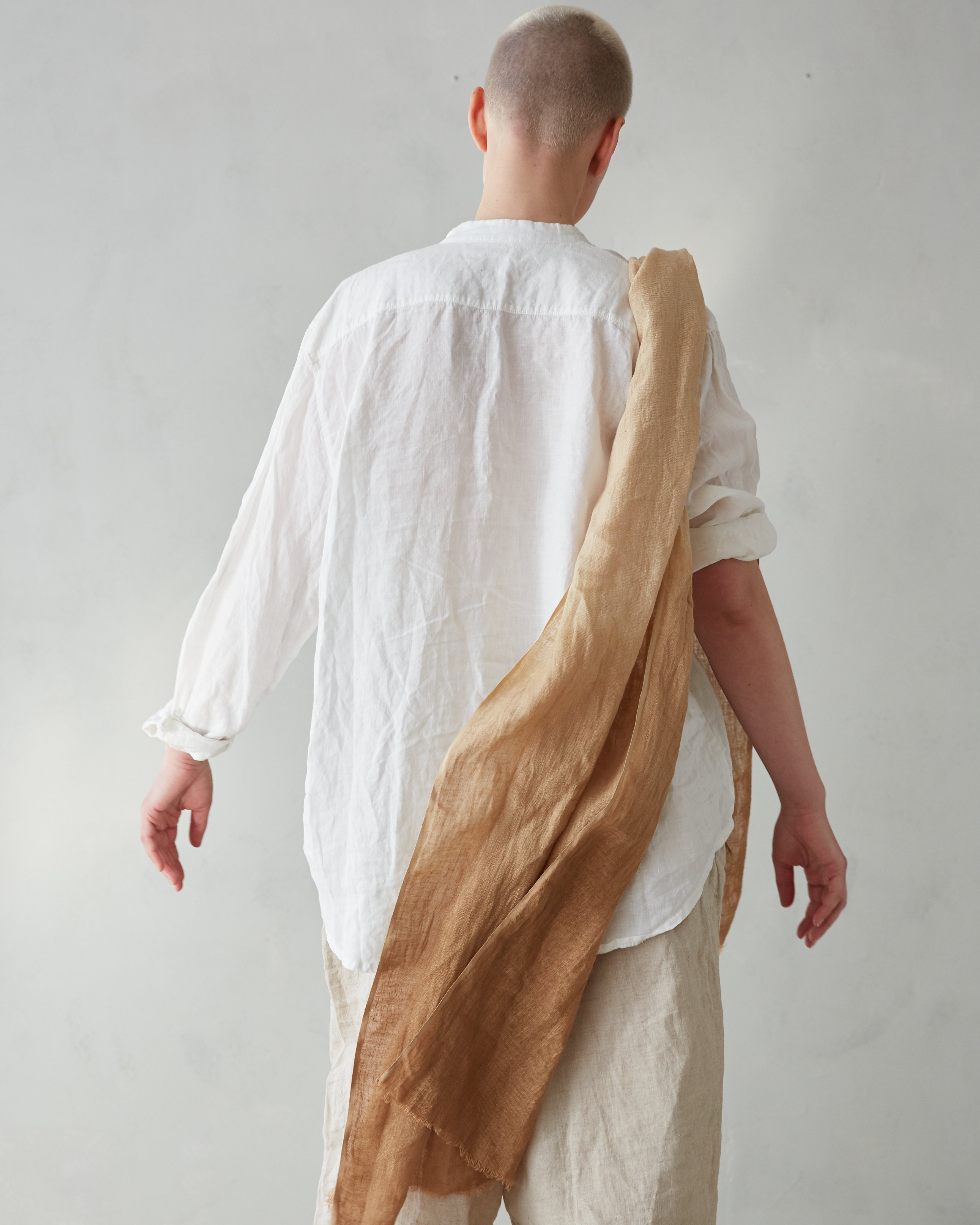 Rymlig murarskjorta i härligt linne (unisex) – vit