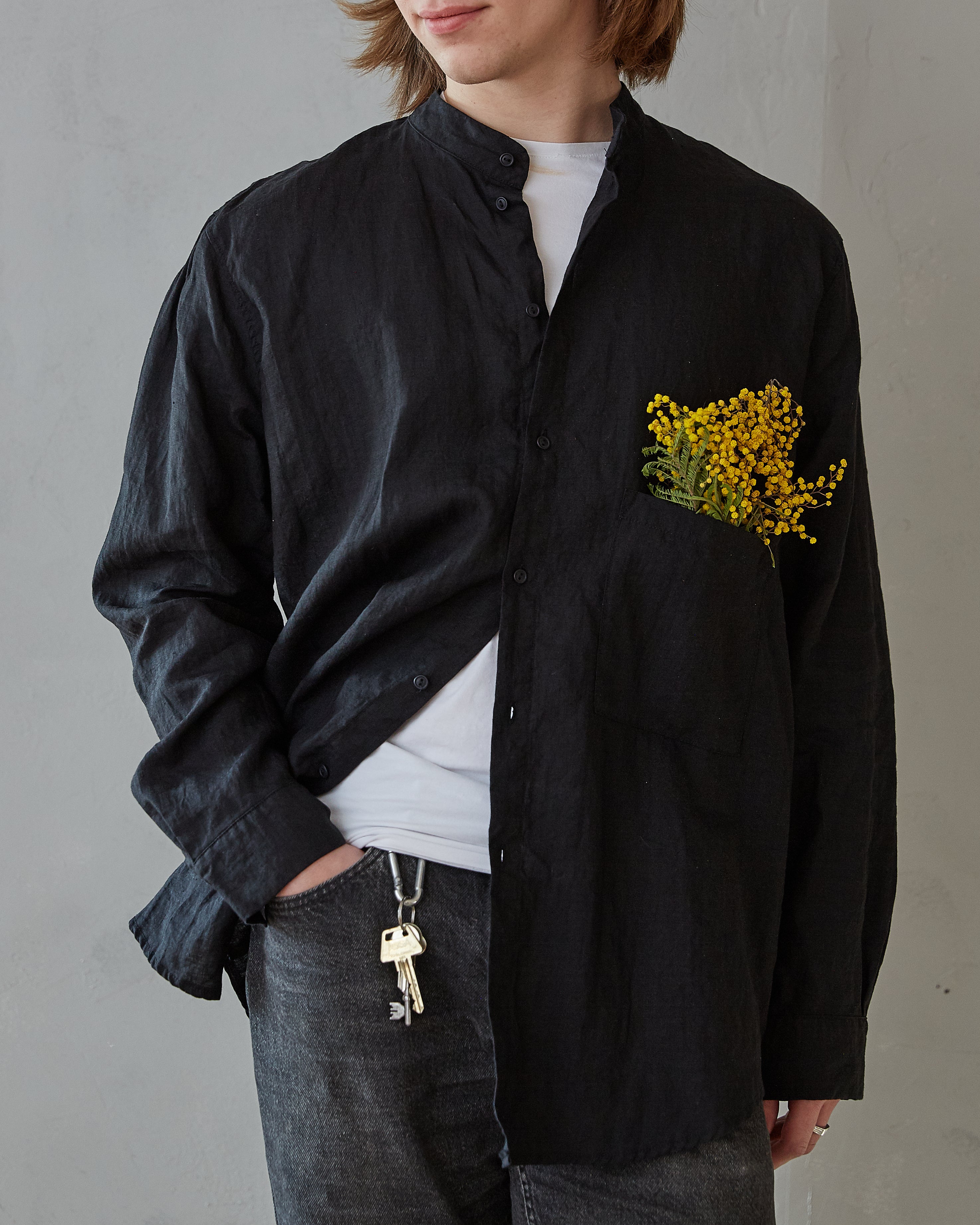 Rymlig murarskjorta i härligt linne (unisex) – obsidian svart