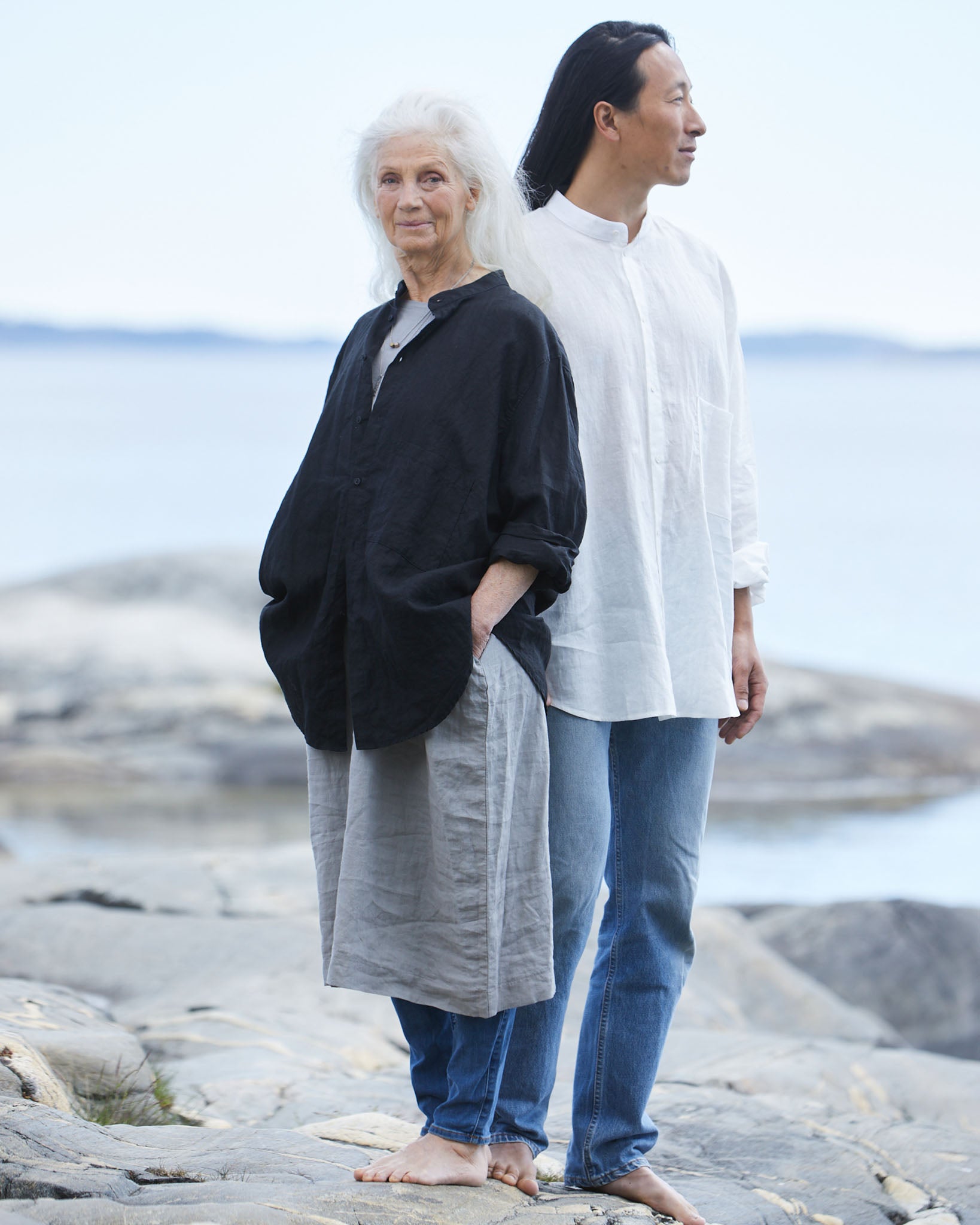 Rymlig murarskjorta i härligt linne (unisex) – obsidian svart