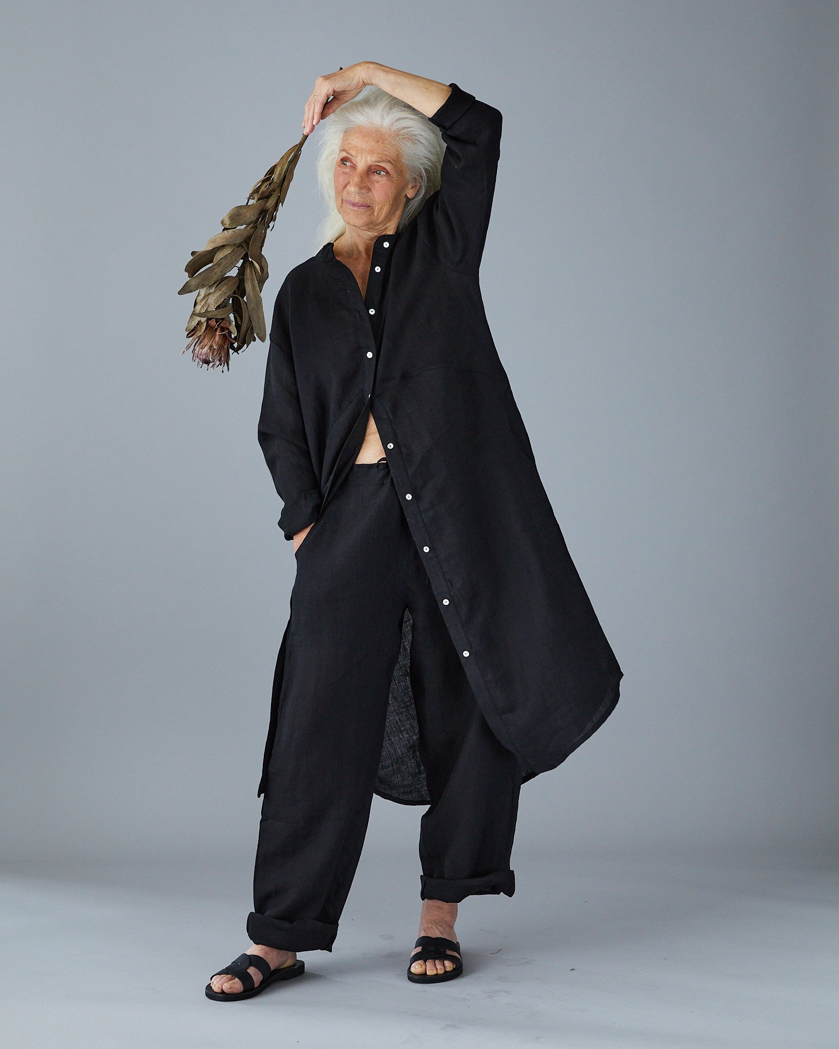 Lång skjorta i härligt linne – svart