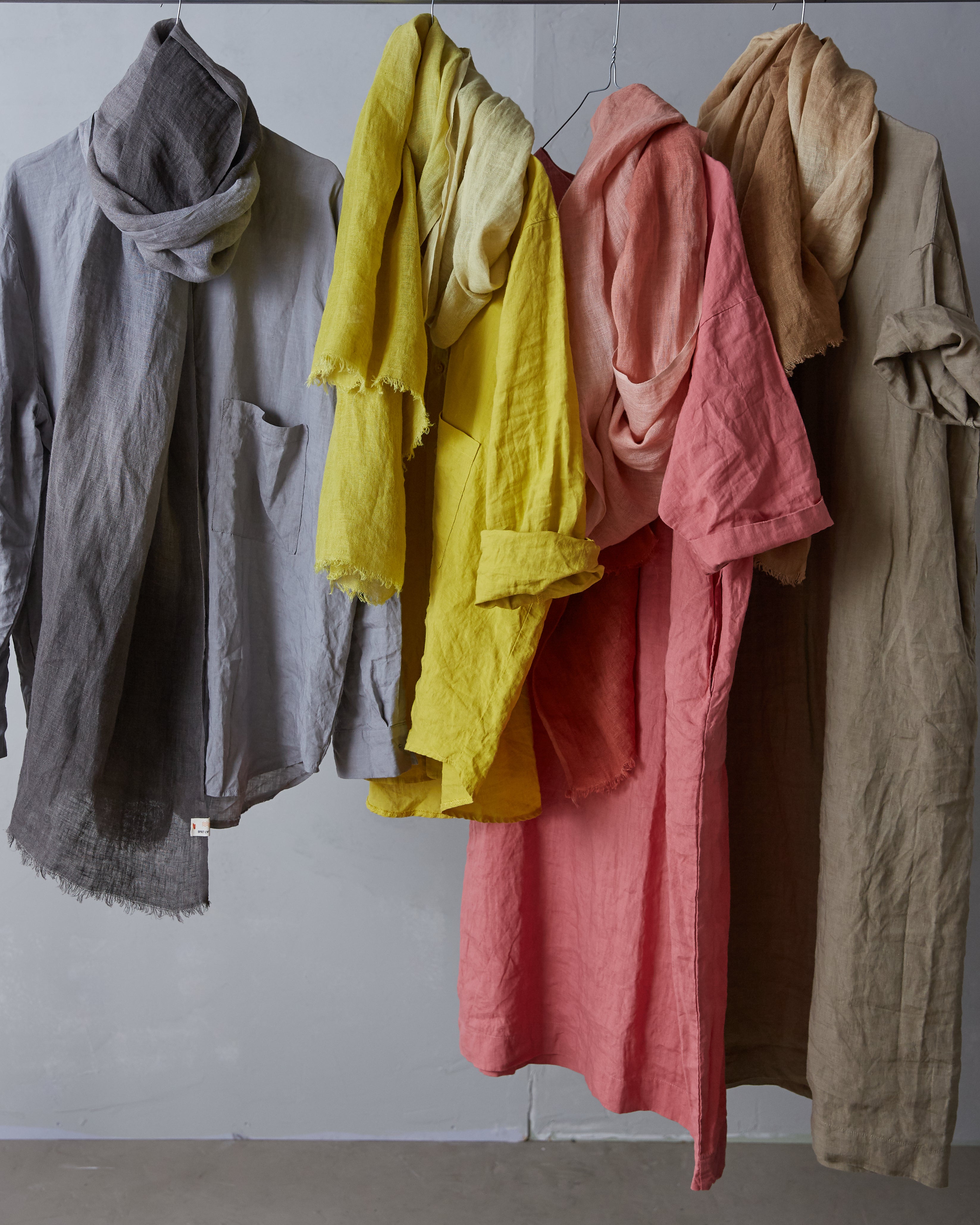 Rymlig murarskjorta i härligt linne (unisex) – grå