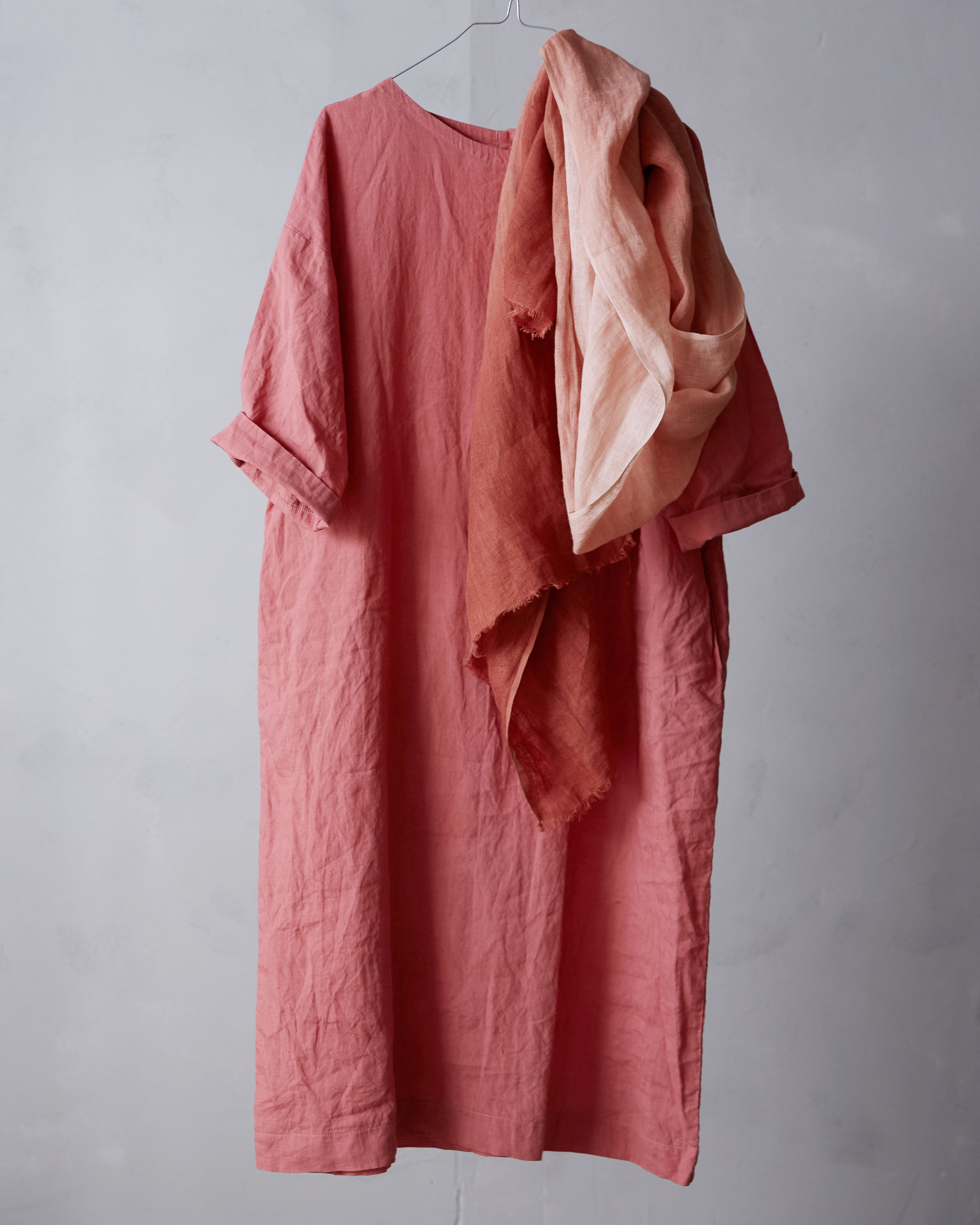 Rymlig linneklänning i härligt linne – rosa