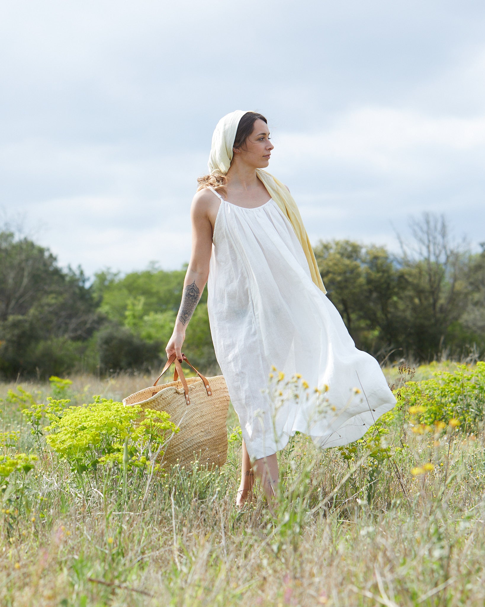 Solklänning med vidd i härligt linne – vit