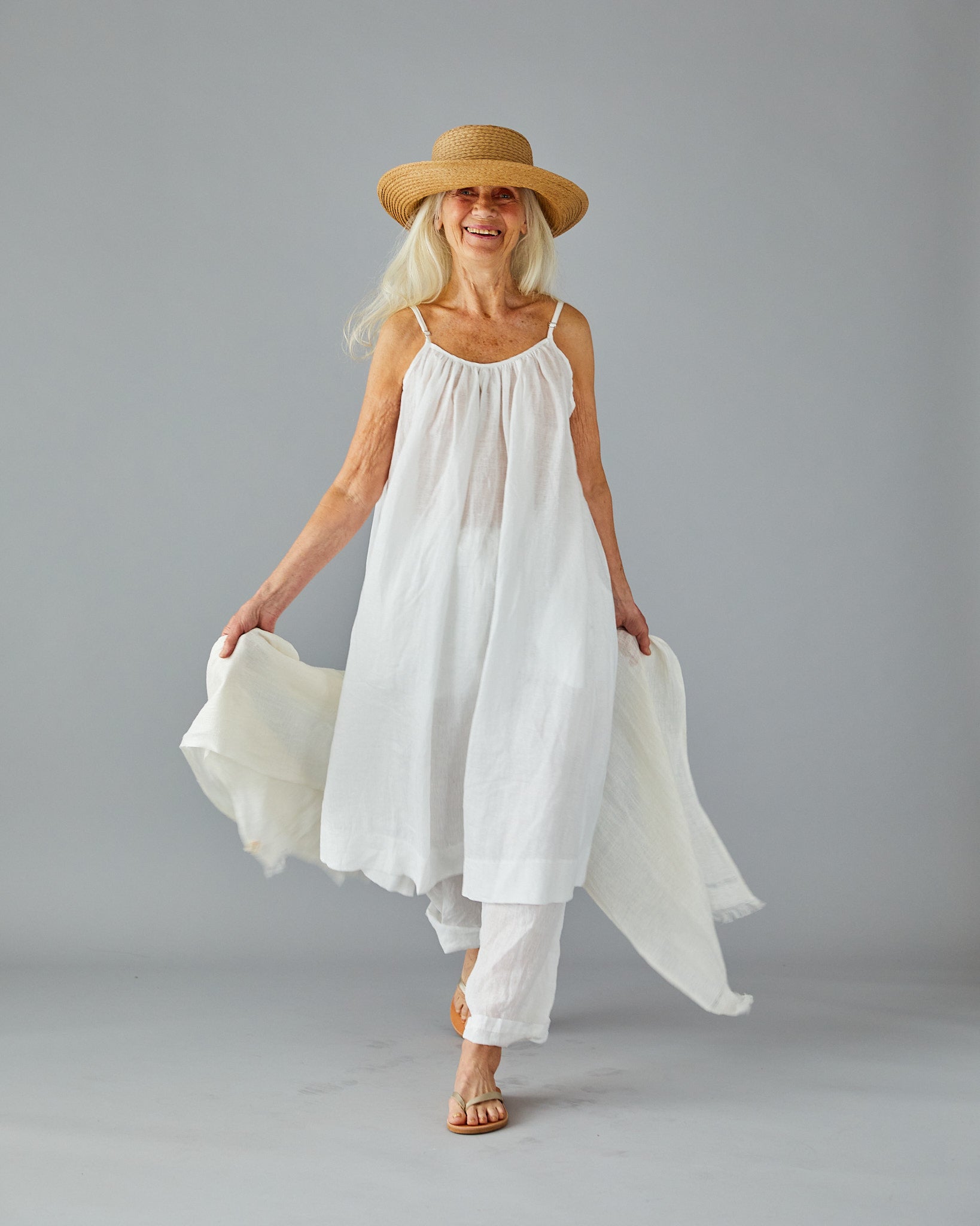 Solklänning med vidd i härligt linne – vit