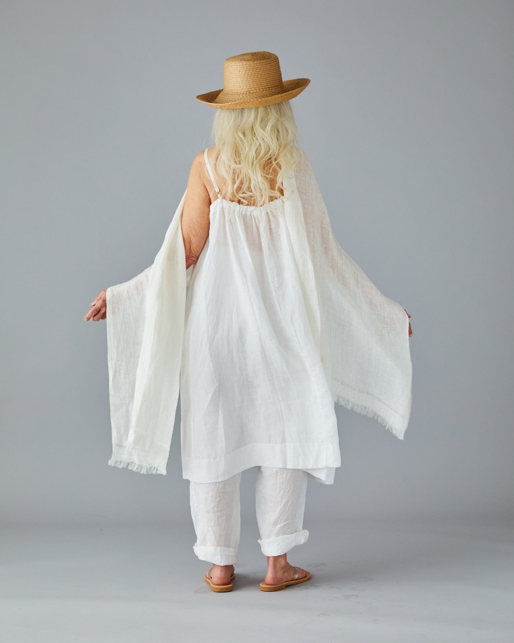 Solklänning med vidd i härligt linne – vit