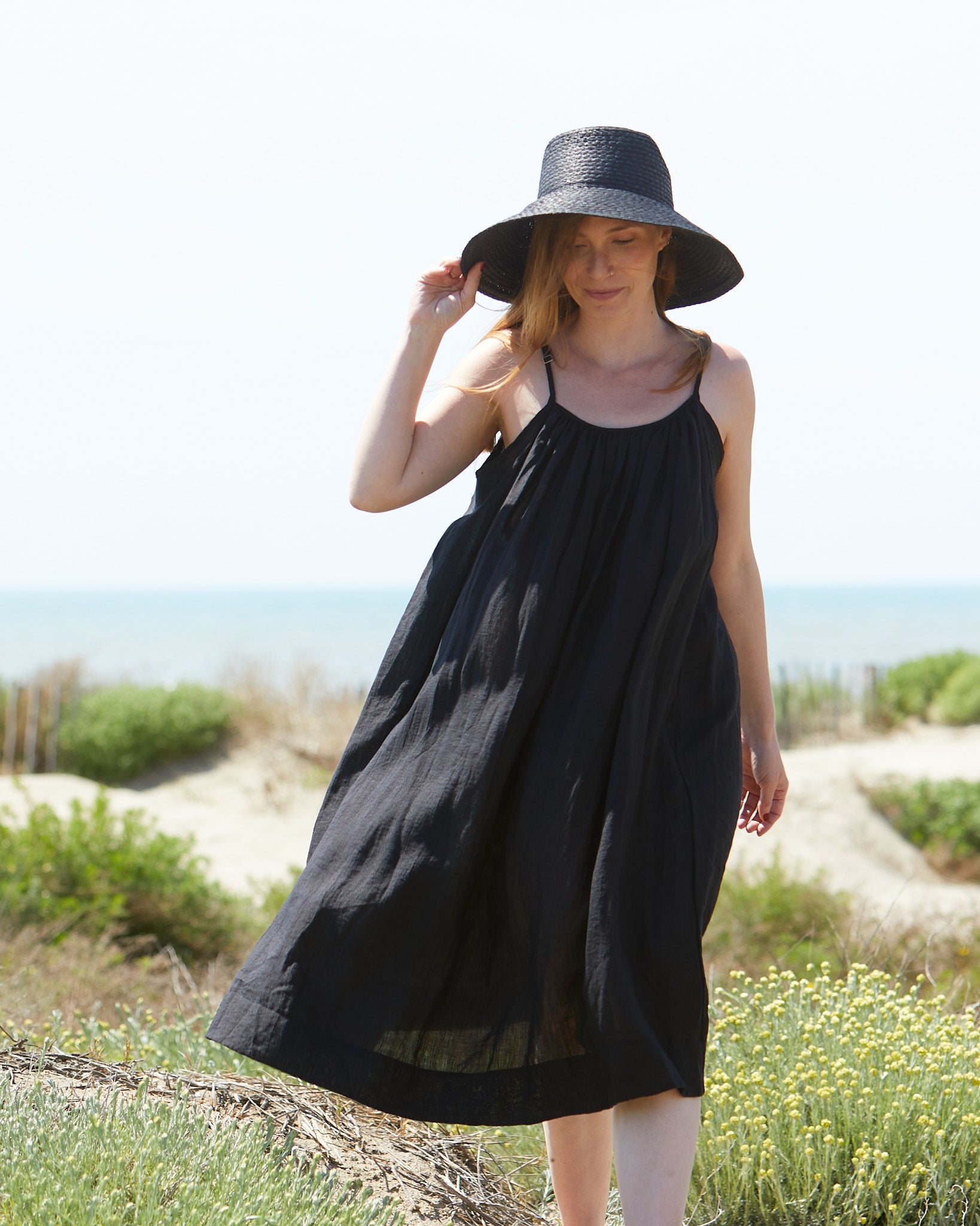 Solklänning med vidd i härligt linne- svart