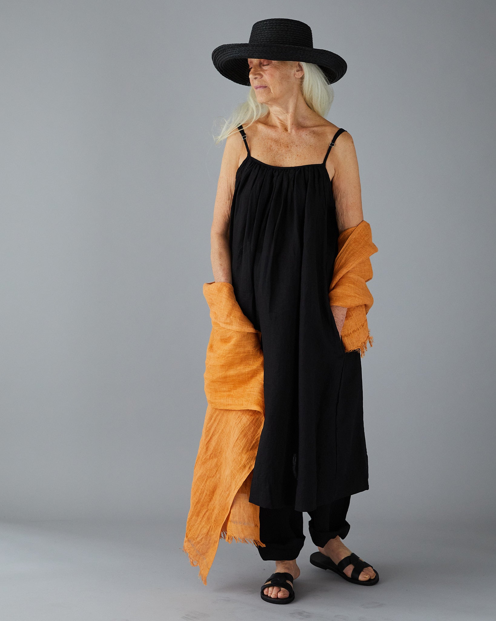 Solklänning med vidd i härligt linne- svart