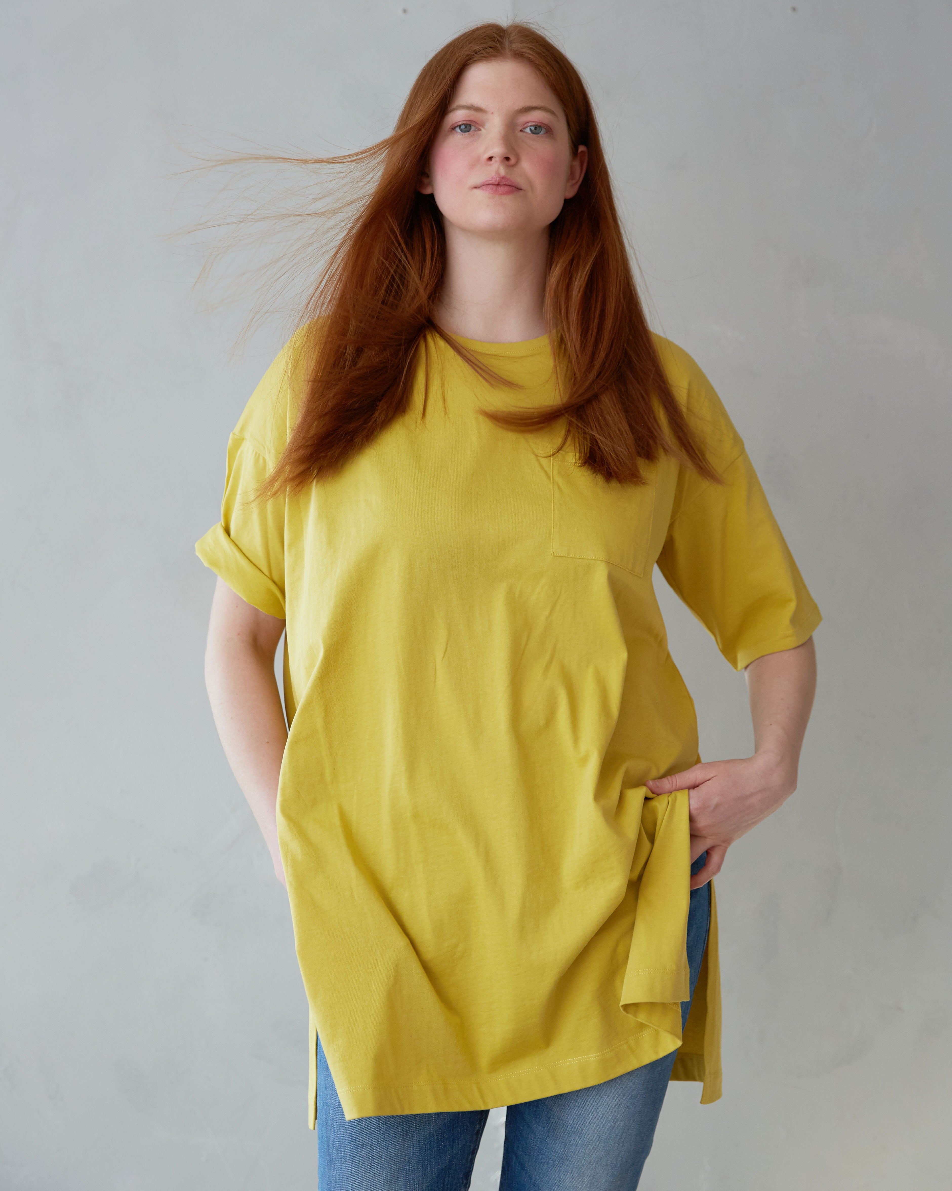 Rymlig T-shirt klänning i ekologisk bomullstrikå – gul