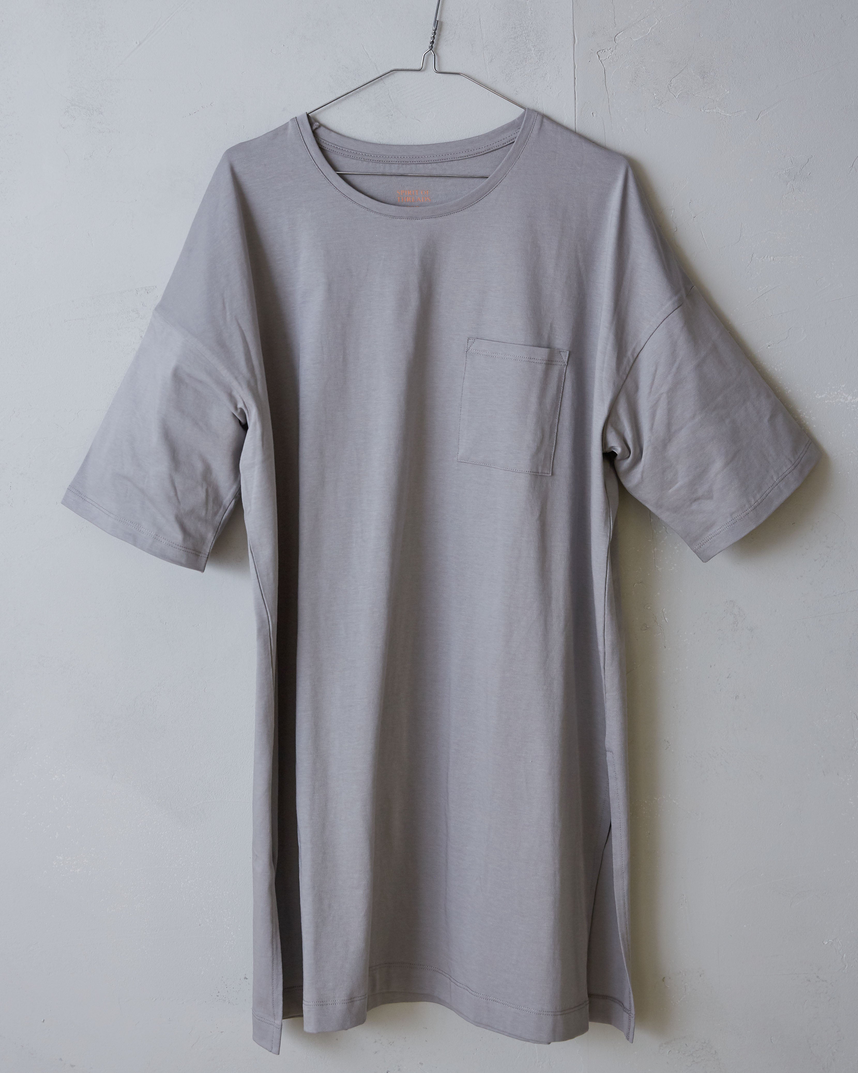 Rymlig T-shirt klänning i ekologisk bomullstrikå – dimgrå
