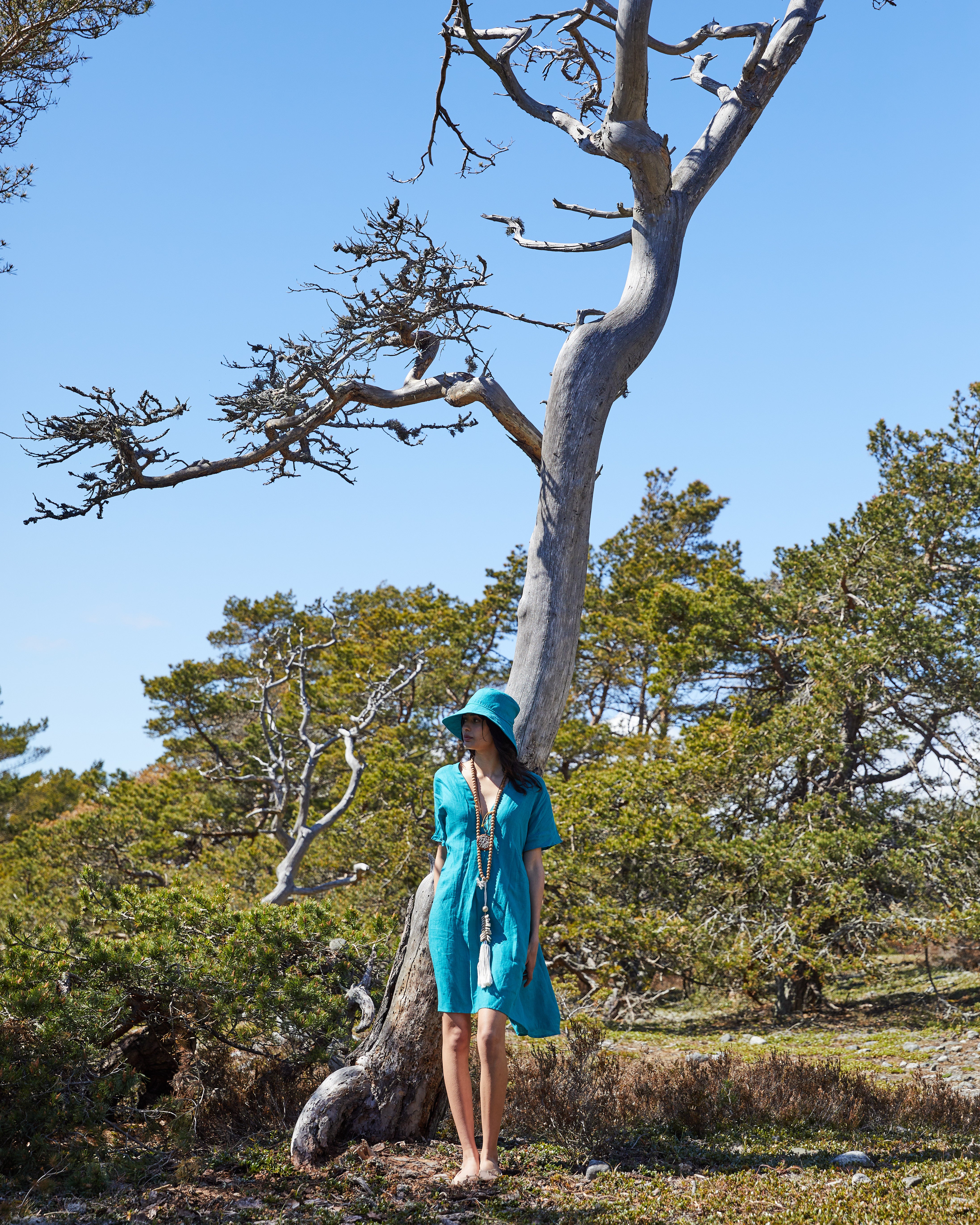 Linneklänning - V-ringad i härligt linne – Ocean Turquoise