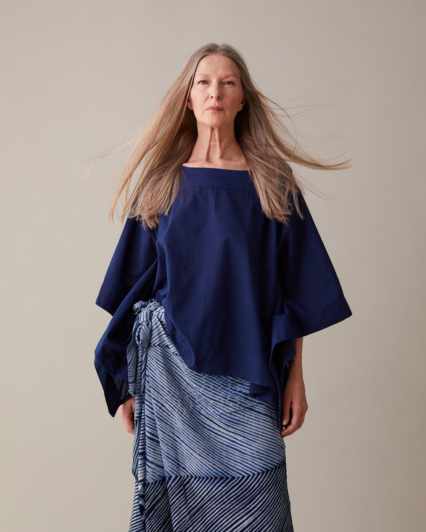 Blouse in natural indigo with wide sleeves