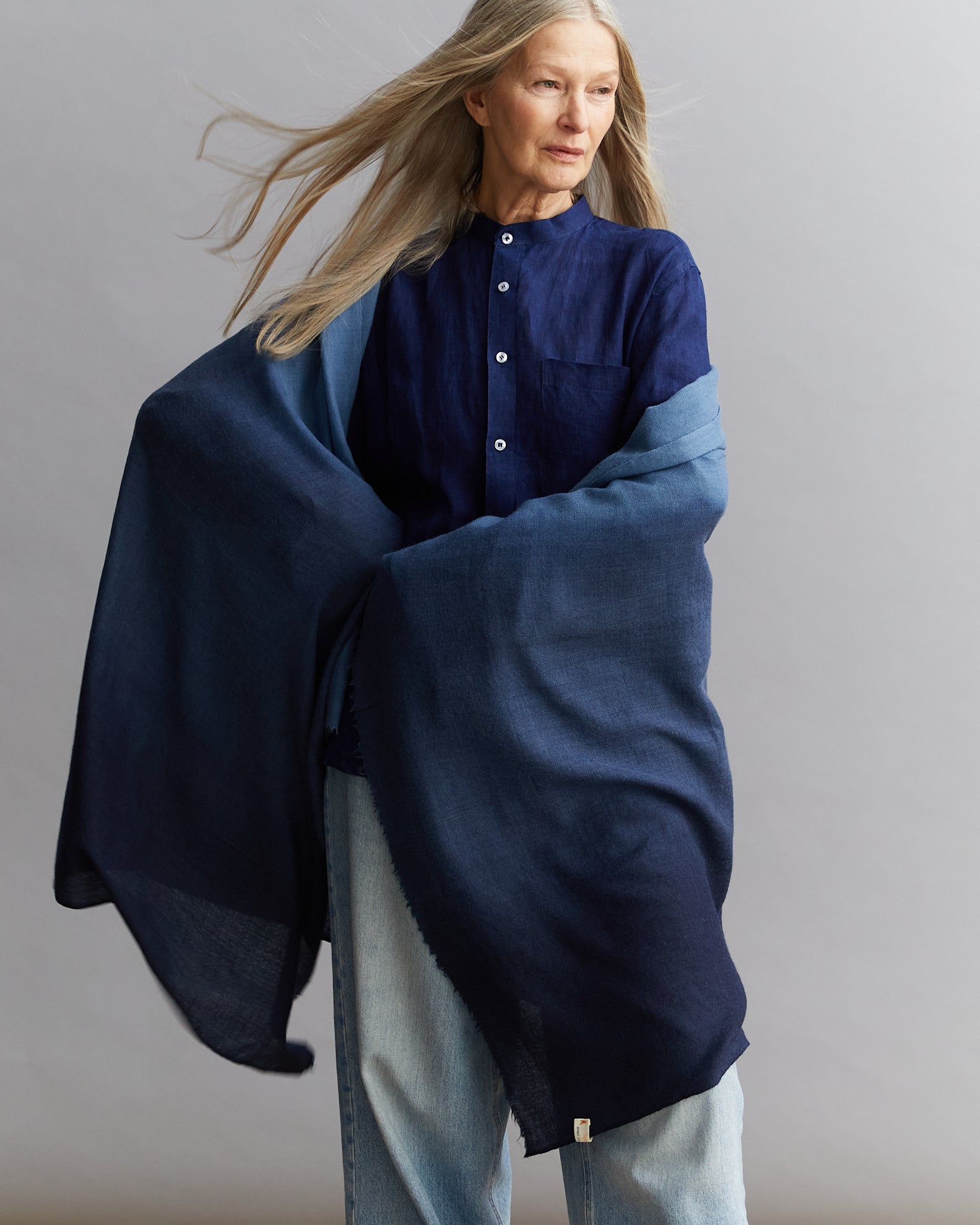 Stor sjal i mjuk merinoull, tonad från ljust till mörkare i indigo