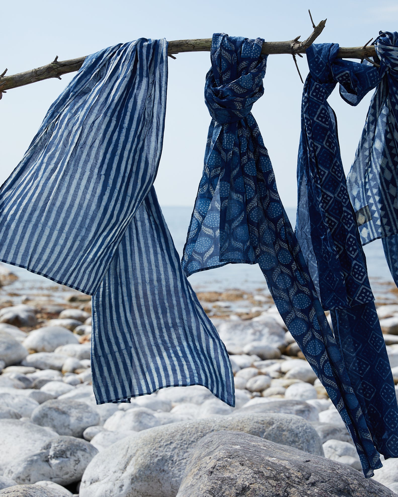 Sjal Stripe. Block- & lertryckt, överfärgad med indigo i tunn bomullsvoile