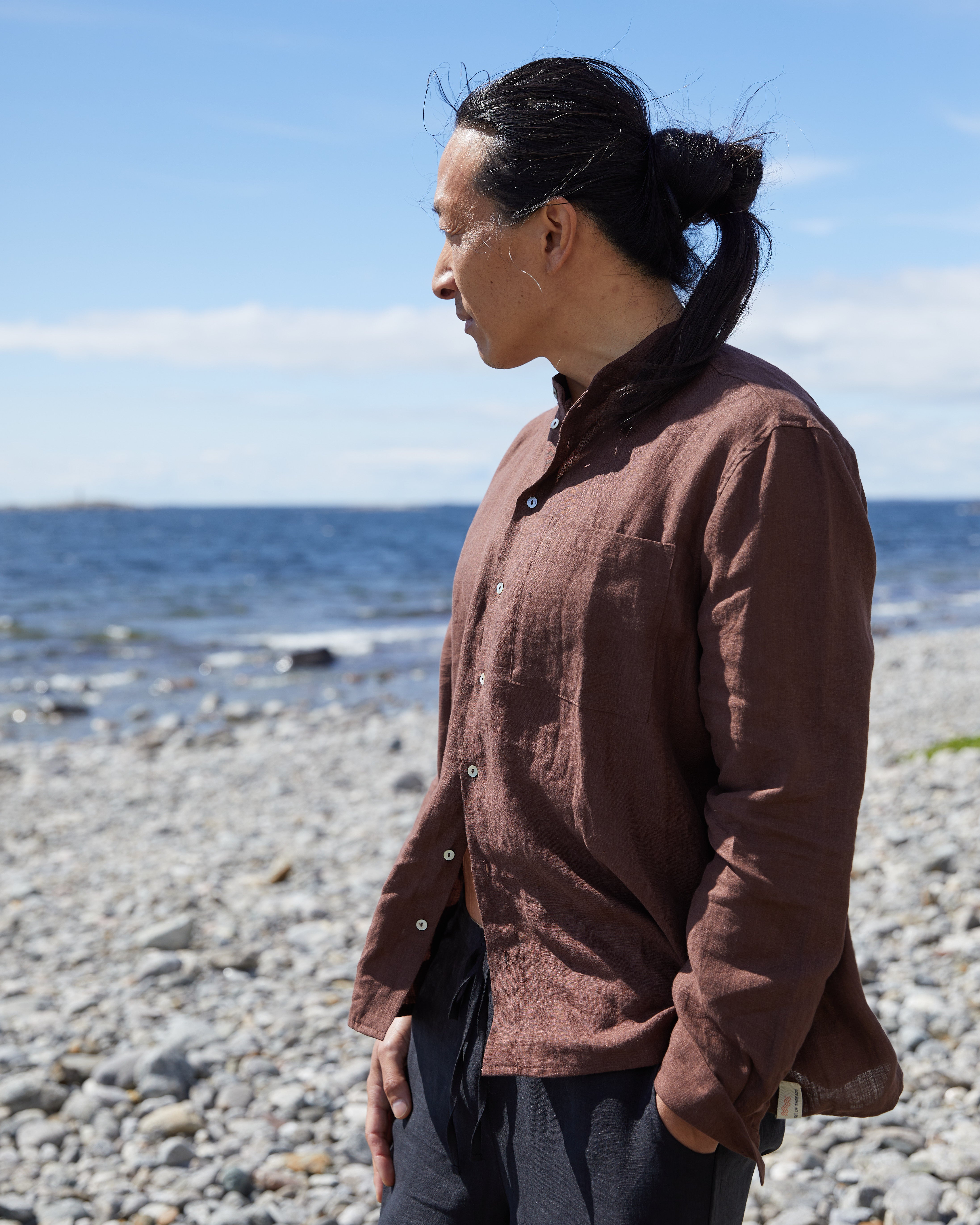 Klassisk murarskjorta i härligt linne (unisex) – Coffee Brown