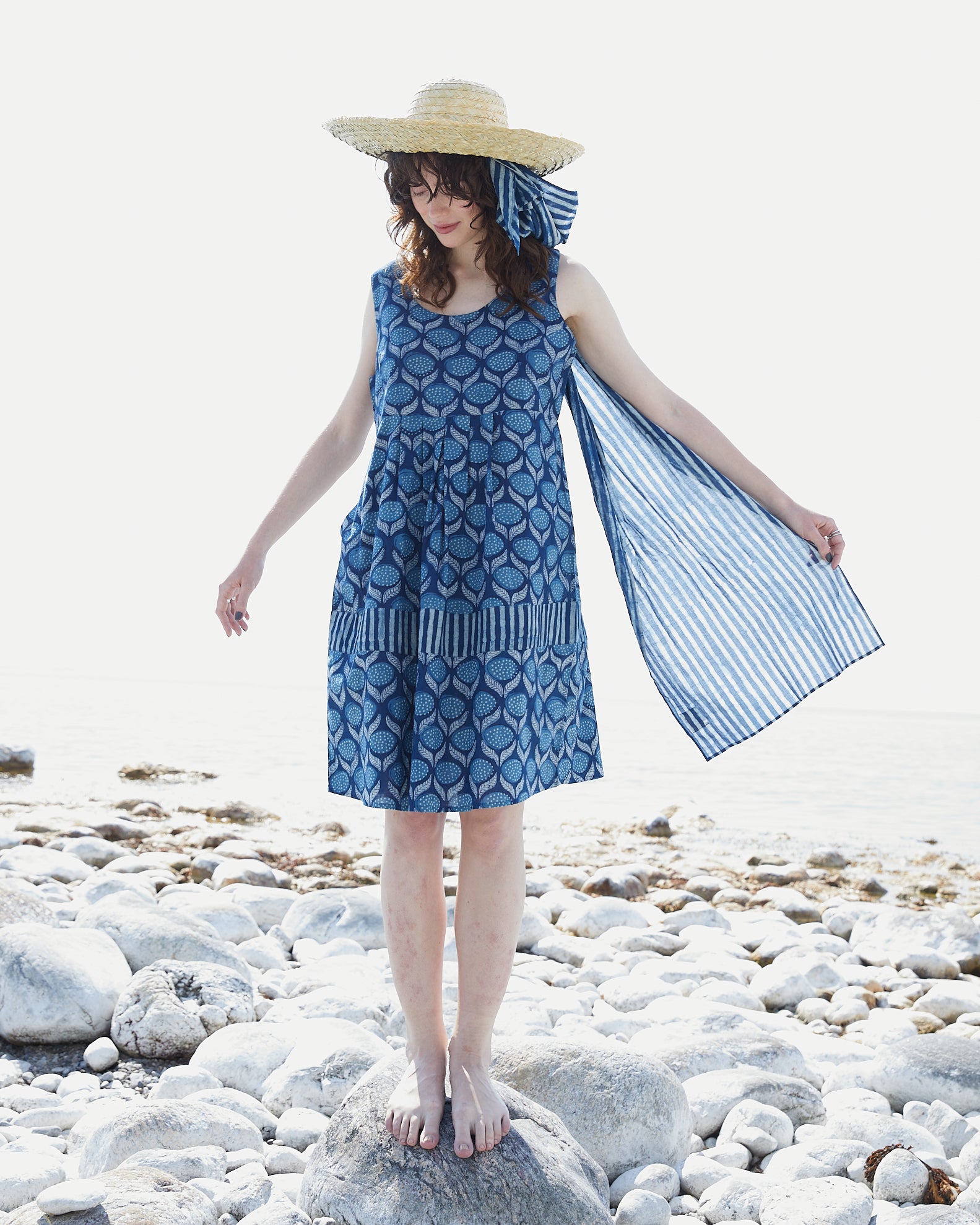 Solklänning Bloom. Block- & lertryckt, överfärgad med indigo i tunn bomullsvoile