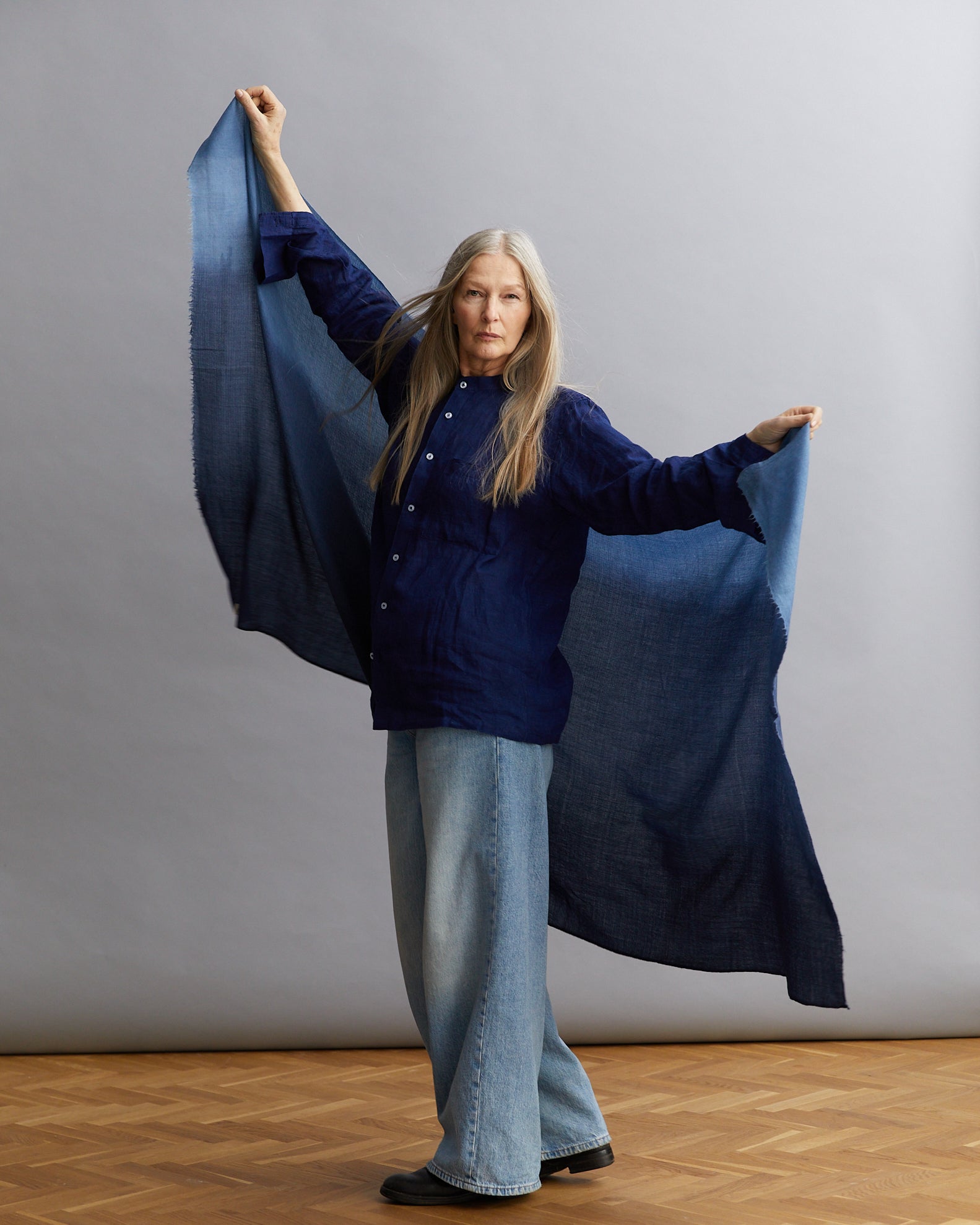 Stor sjal i mjuk merinoull, tonad från ljust till mörkare i indigo