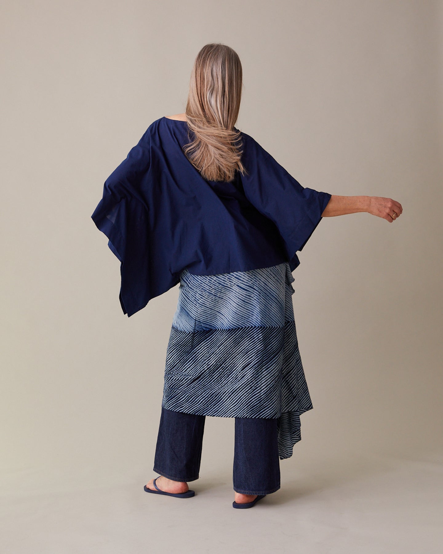 Blouse in natural indigo with wide sleeves