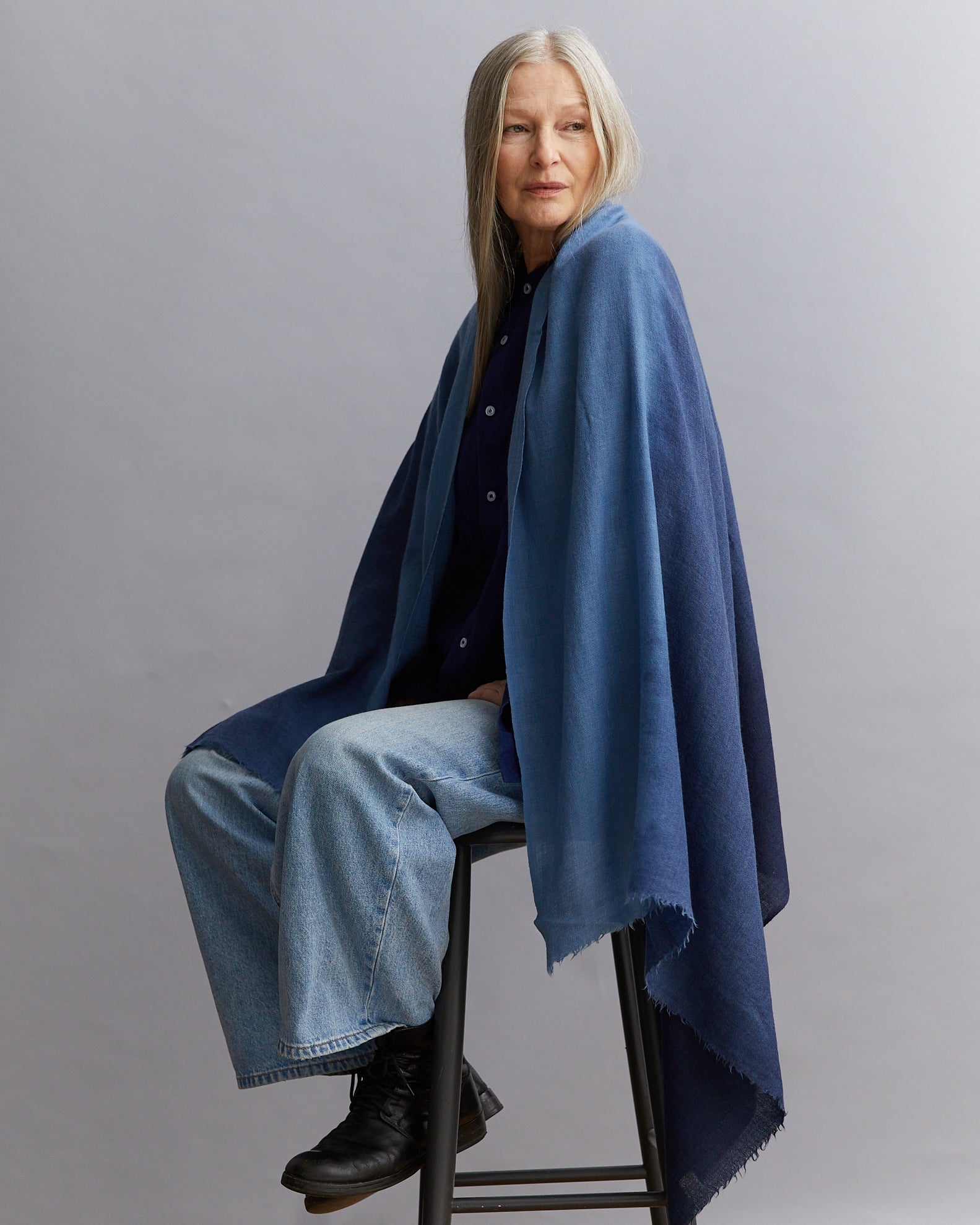 Stor sjal i mjuk merinoull, tonad från ljust till mörkare i indigo