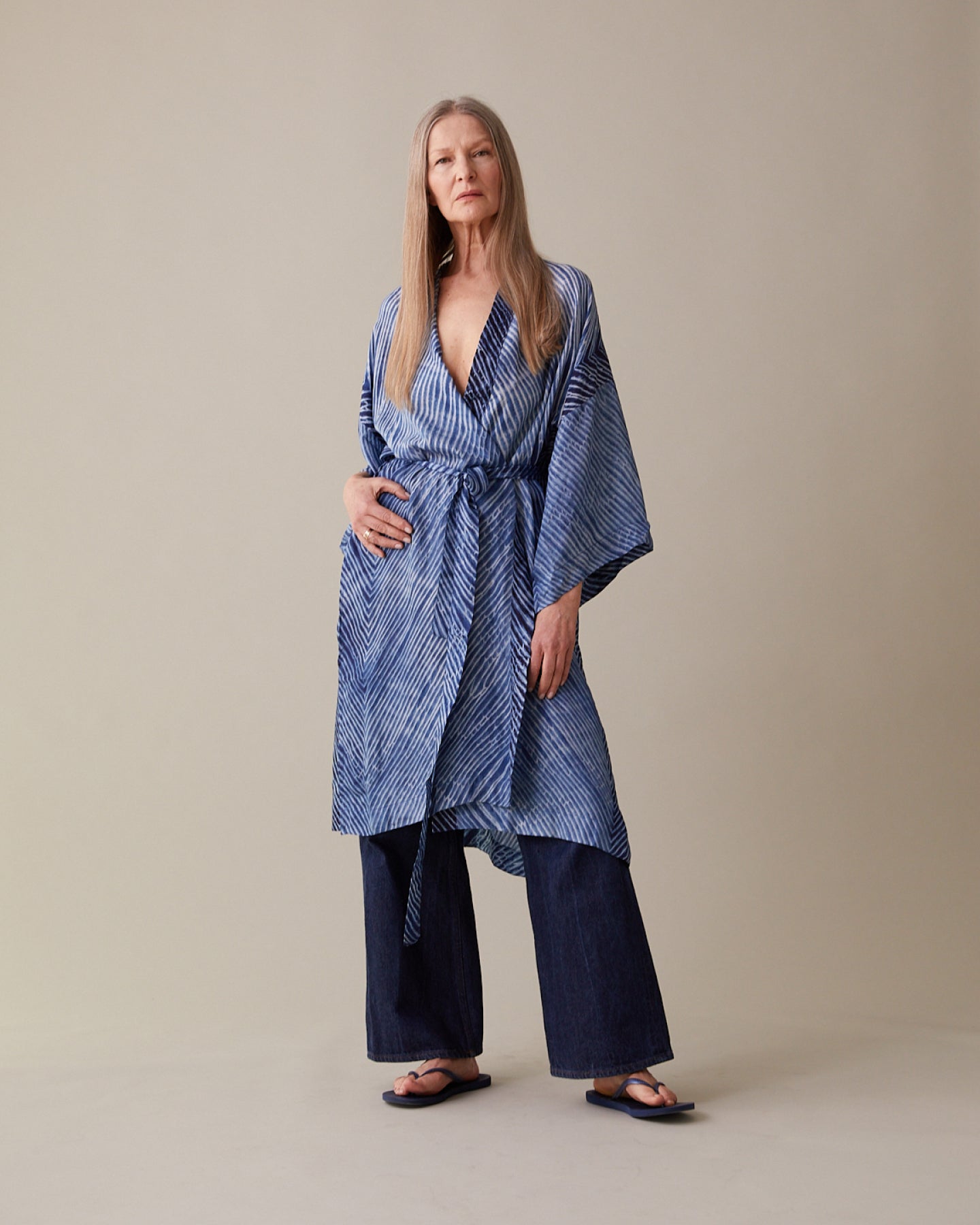 Kimono i siden, Arashi, indigofärgad i Shibori