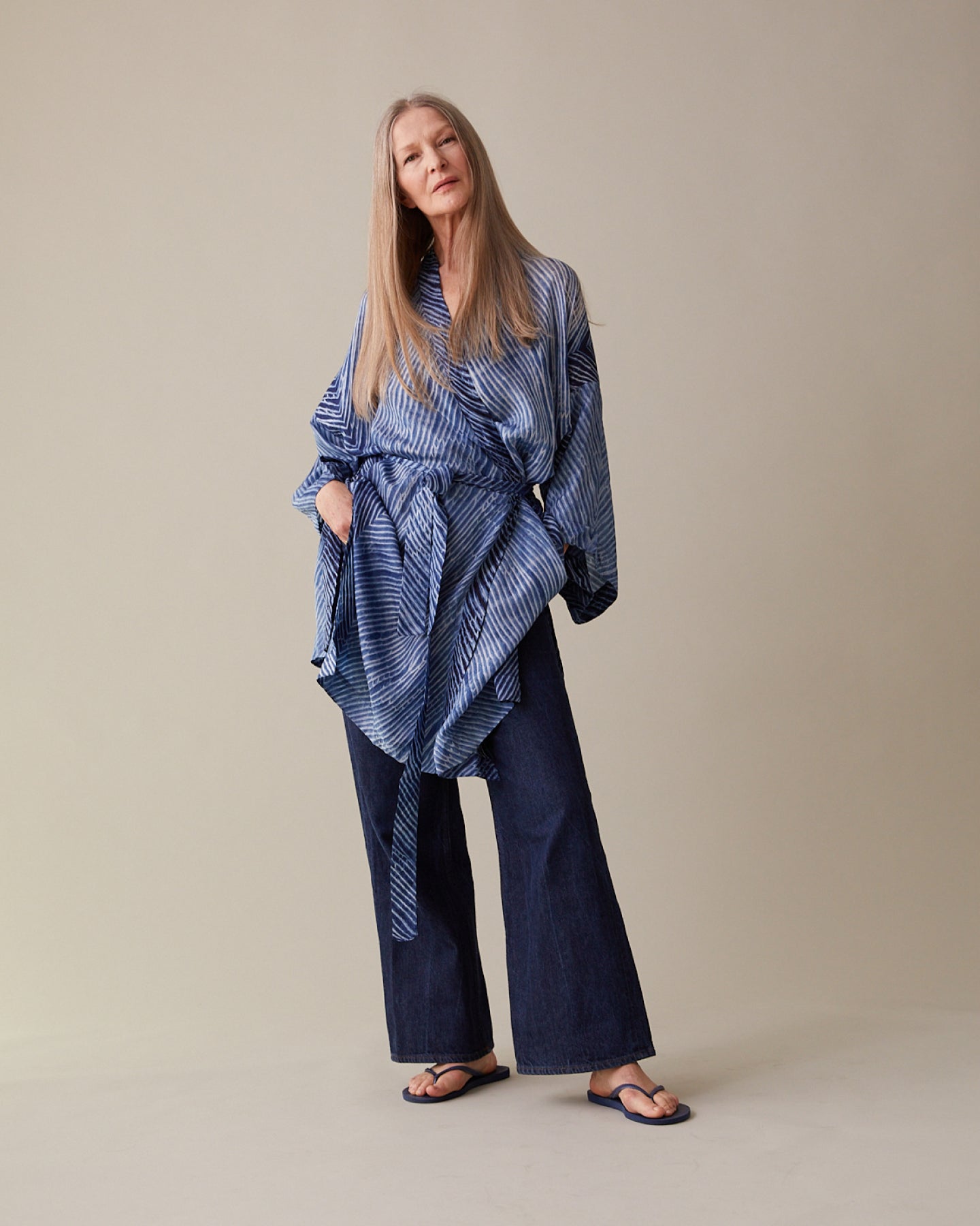 Kimono i siden, Arashi, indigofärgad i Shibori