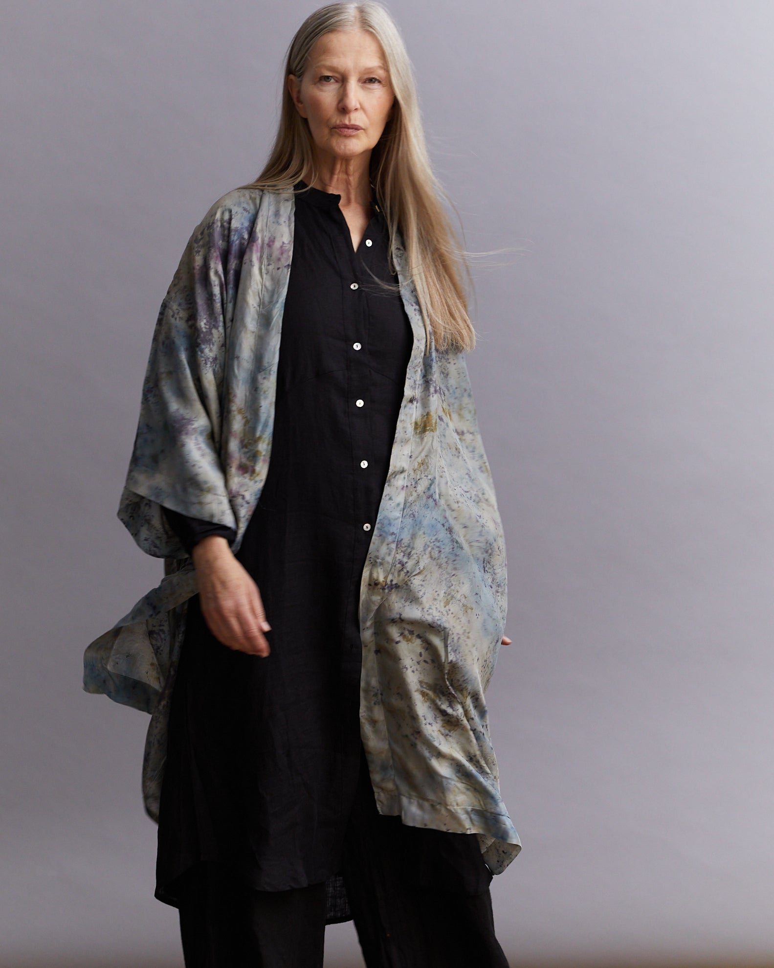 Kaftan i siden, naturligt färgad, växtfärgad/pärla