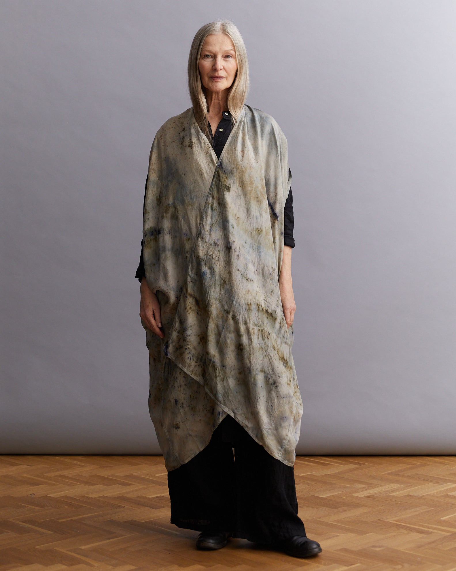 Kaftan i siden, naturligt färgad, växtfärgad/pärla