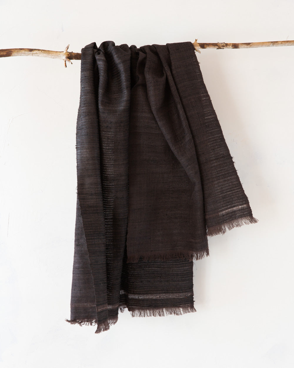 No 1, sjal i vilt tussar siden & merinoull från Västbengalen – Obsidian svart
