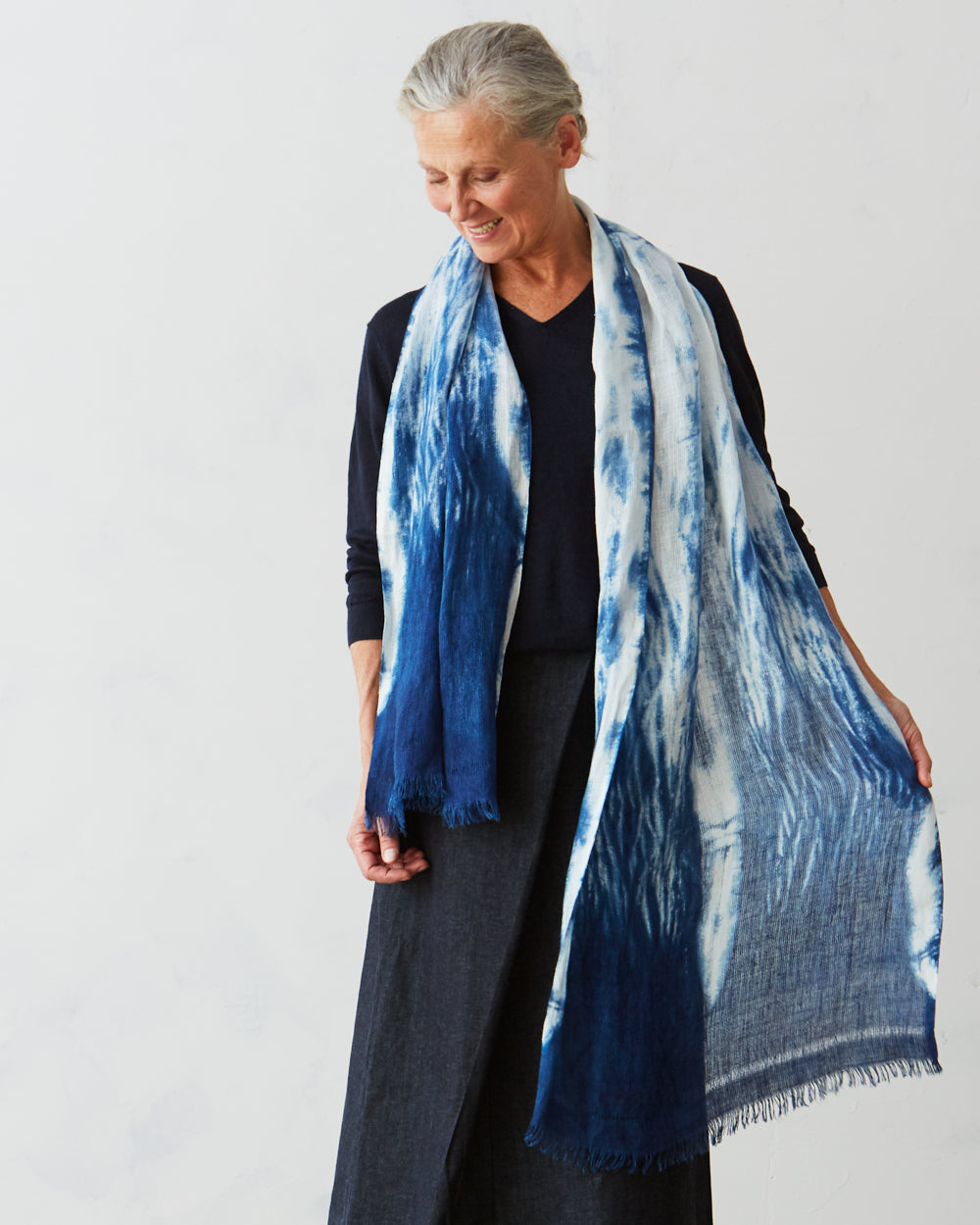 Blue waves - Indigofärgad sjal i linne. Numrerad upplaga