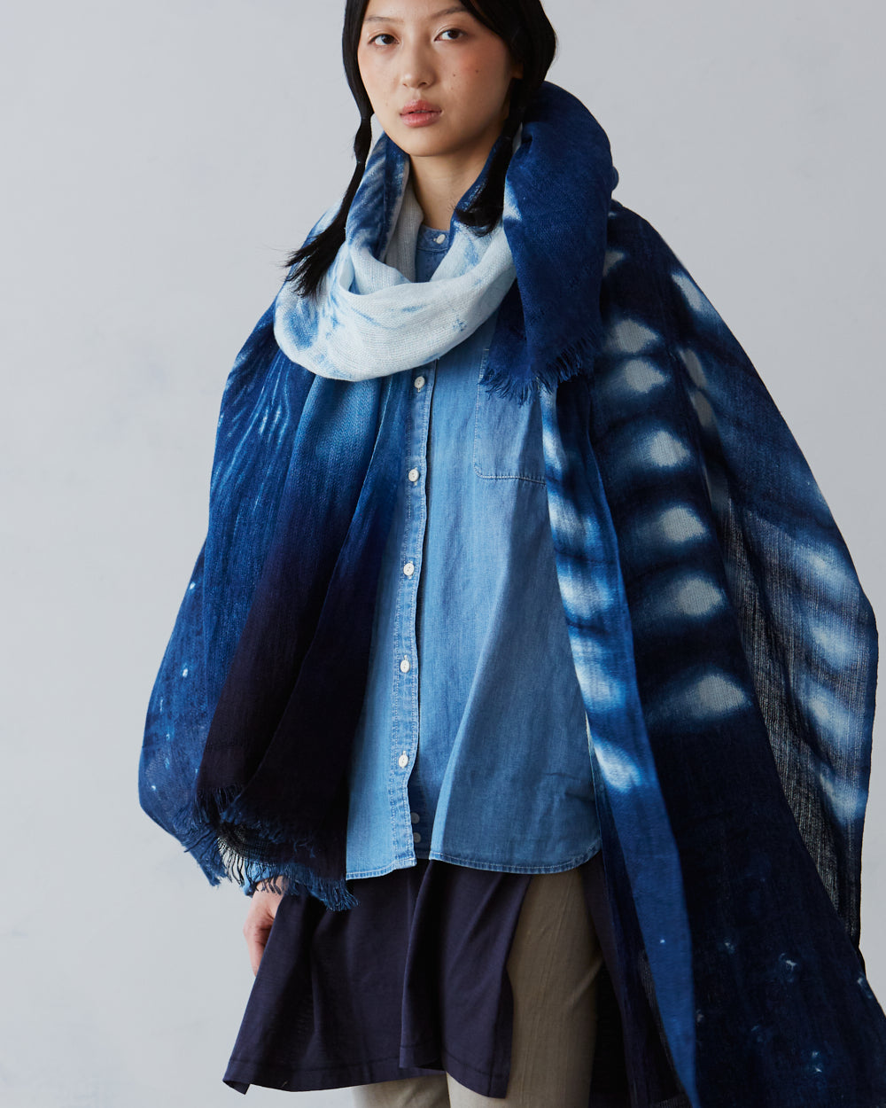 Mica – Indigofärgad sjal i linne. Numrerad upplaga