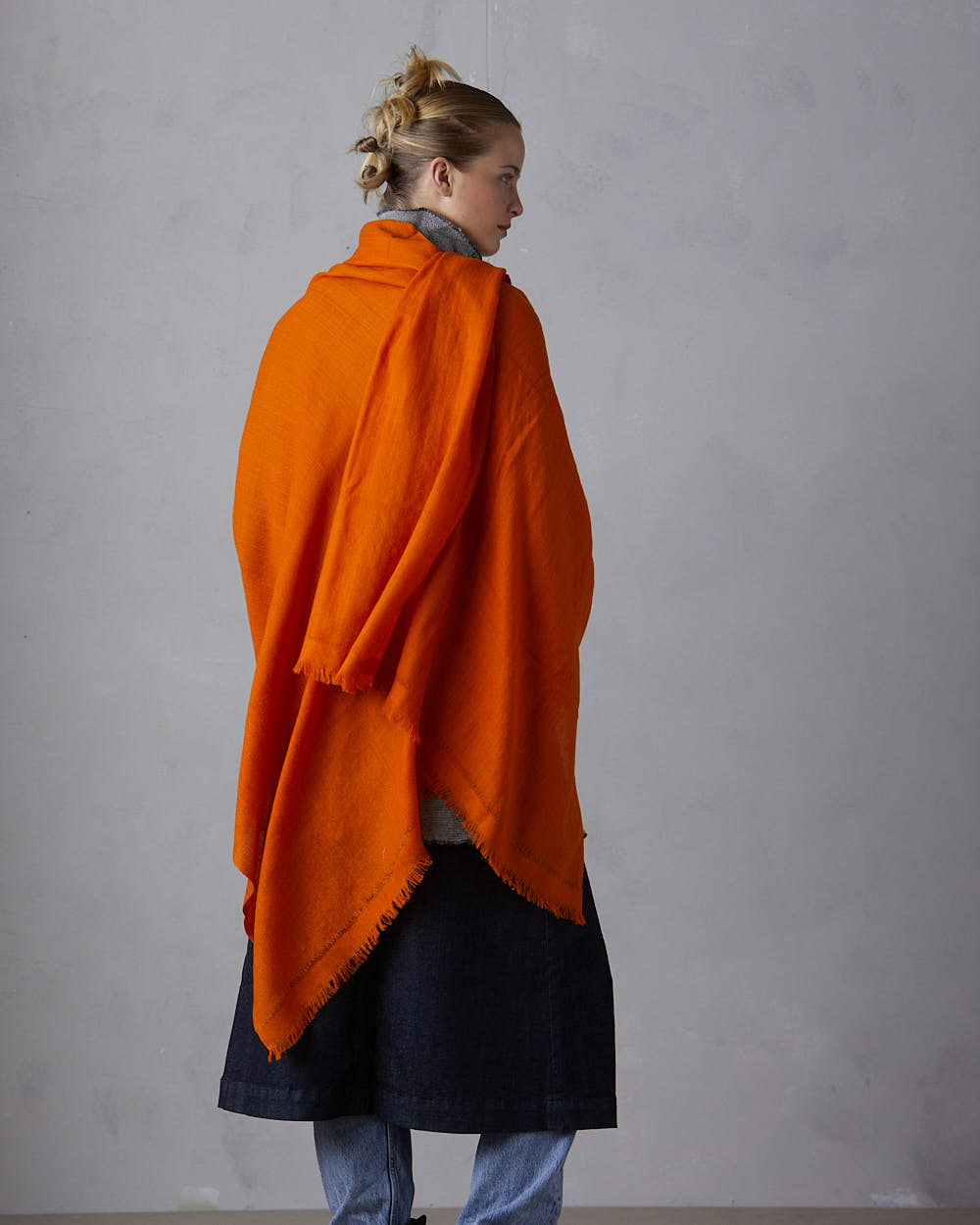 ”Pema” stor sjal i merinoull från Västbengalen – Pema orange