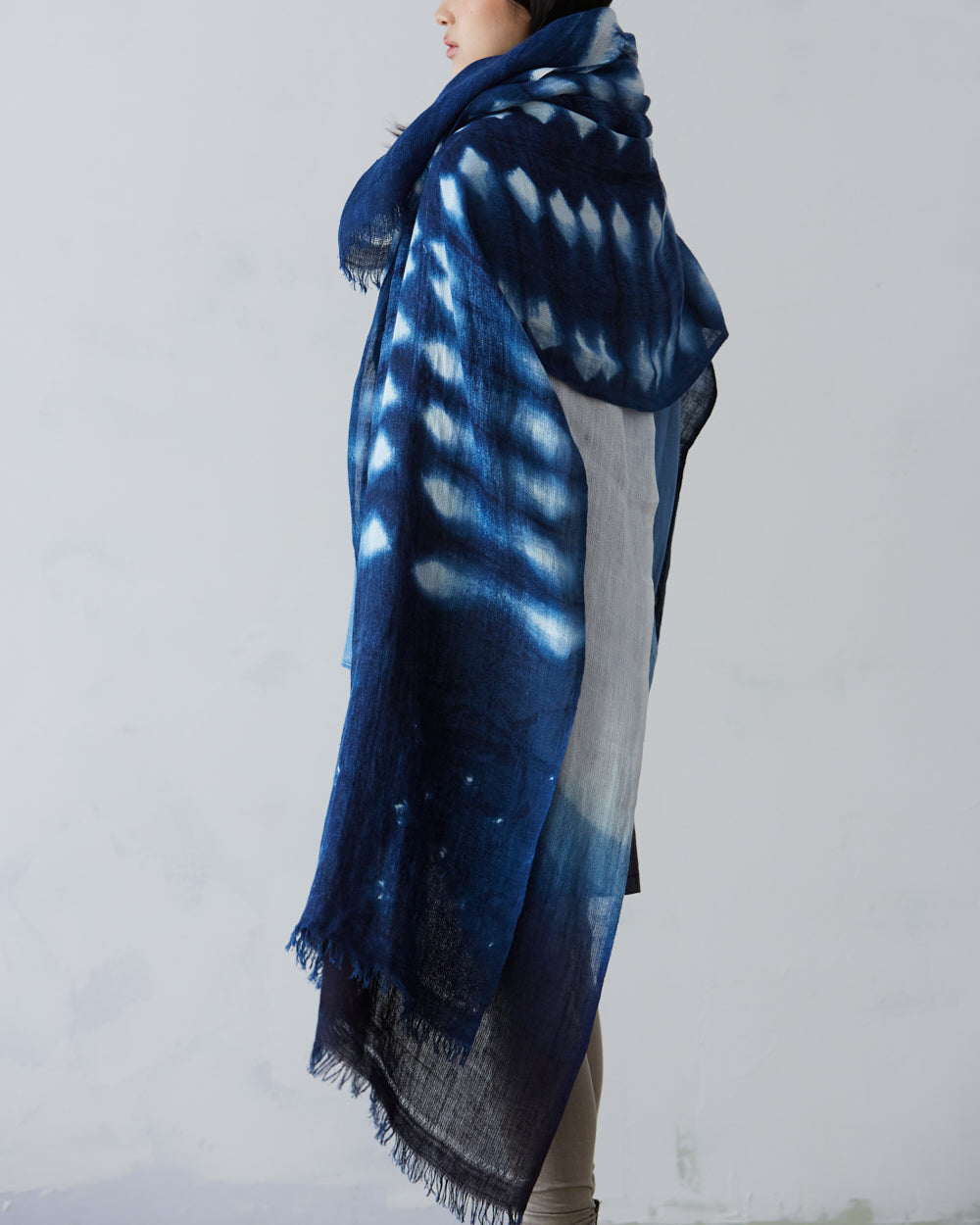 Mica - Indigofärgad sjal i linne. Numrerad upplaga