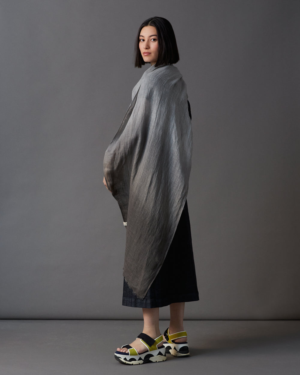 Sjal i handvävt linne med tonad infärgning – grå dimma