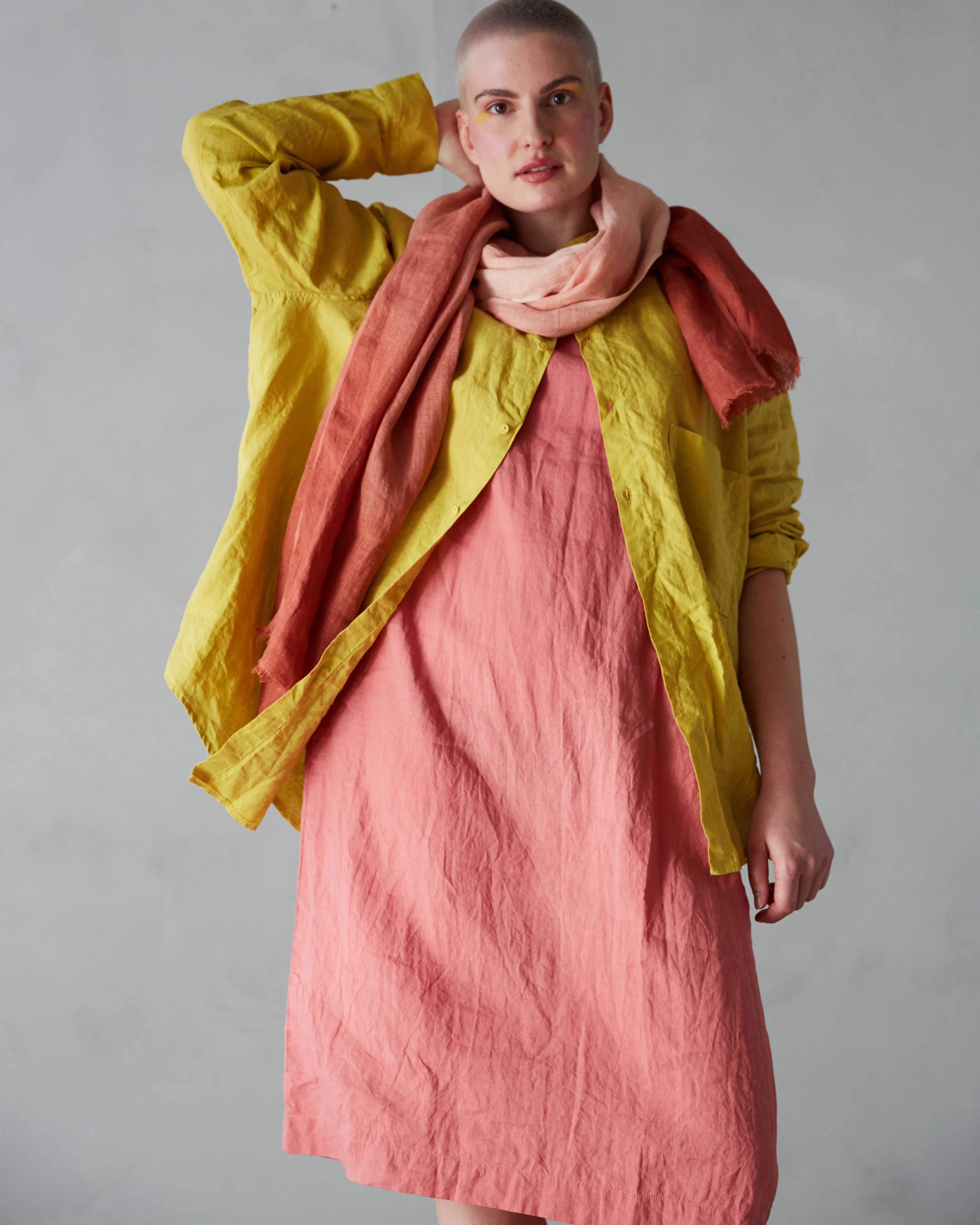 Rymlig murarskjorta i härligt linne (unisex) – gul