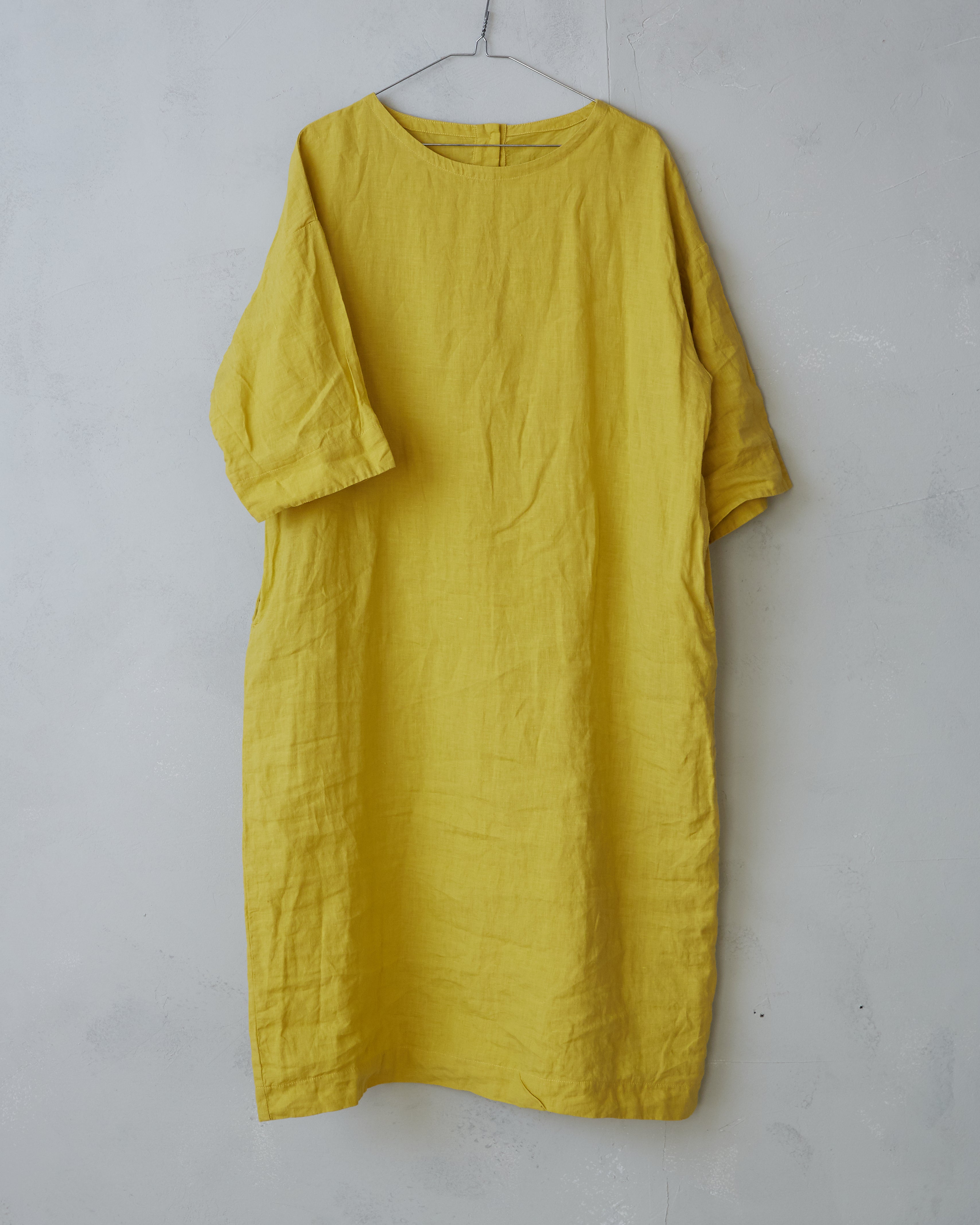 Rymlig linneklänning i härligt linne – mimosagul