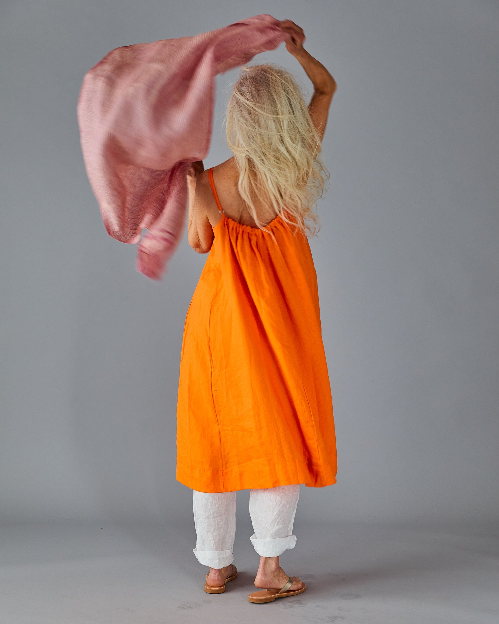 Solklänning med vidd i härligt linne – tiger orange