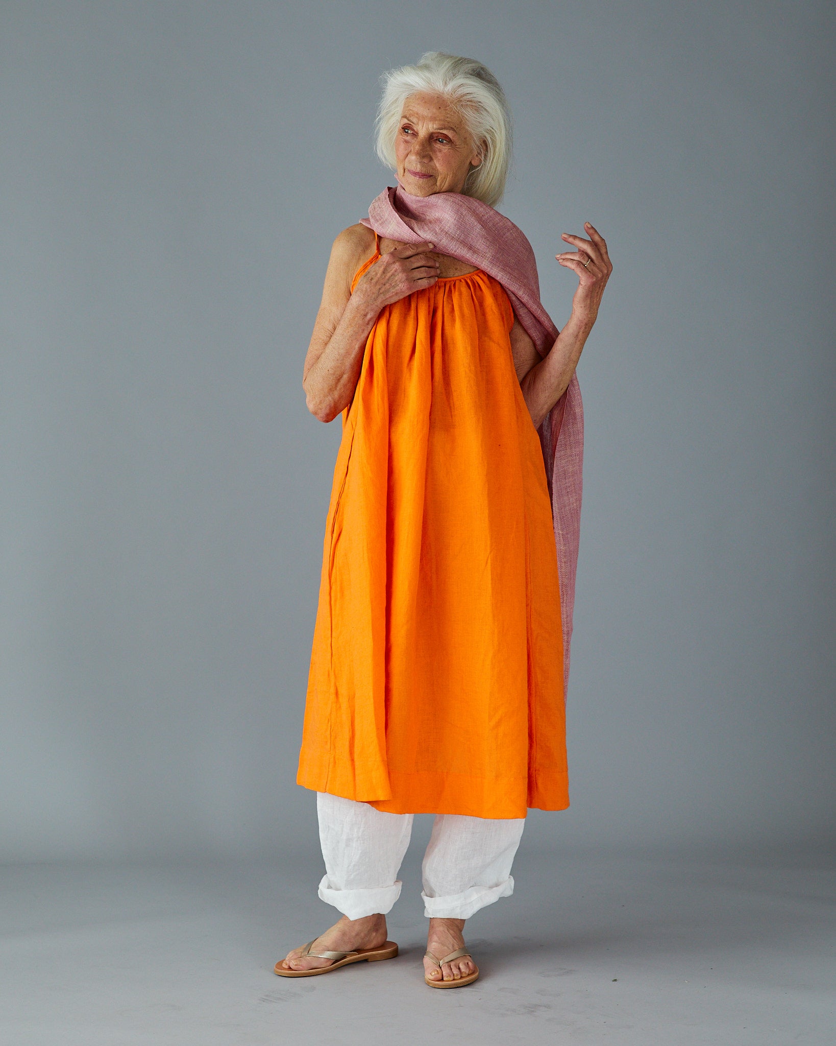 Solklänning med vidd i härligt linne – tiger orange